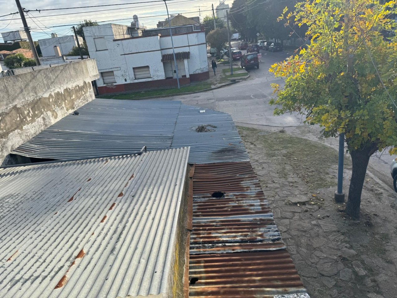 CASA DE 3 AMB CON PATIO Y 2 LOCALES QUE PUEDE USARSE COMO COCHERA. PARA RECICLAR