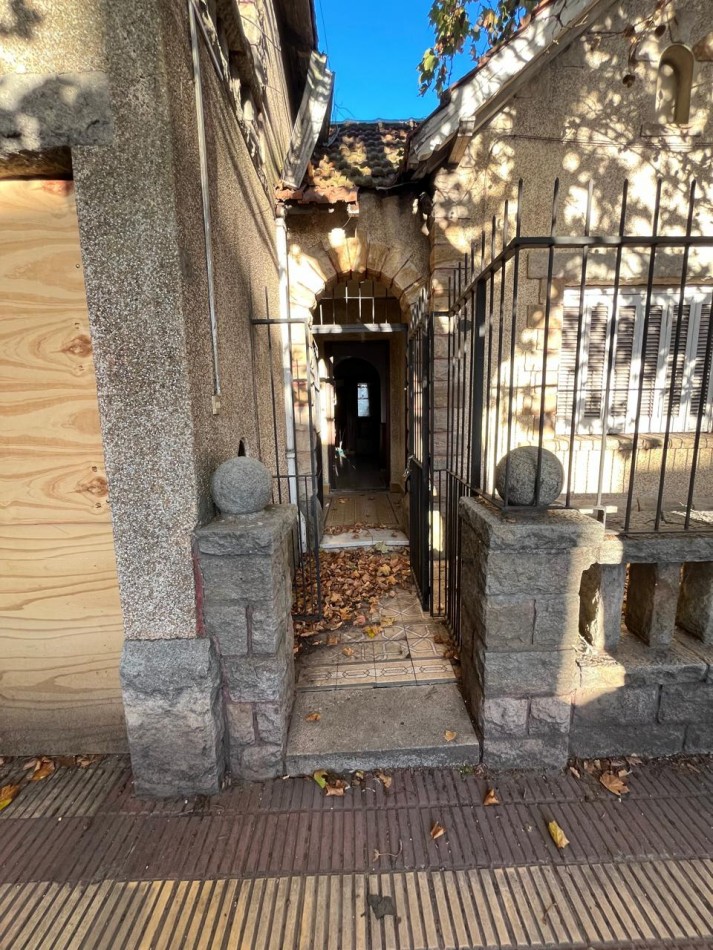 CHALET PARA RECICLAR EN LO MEJOR DEL BARRIO LA PERLA