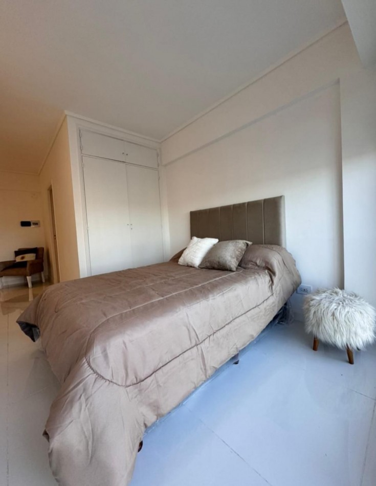 DEPARTAMENTO DE 1 AMB AL LATERAL ABIERTO CON PEQUEÑO BALCON. VENDE Y PERMUTA POR VEHICULO