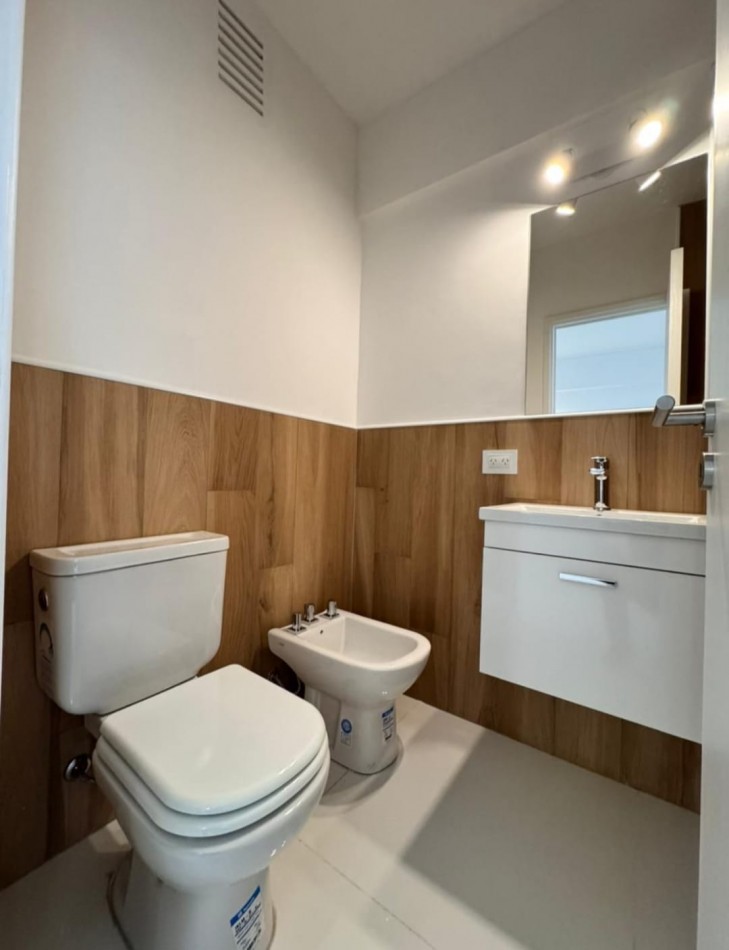DEPARTAMENTO DE 1 AMB AL LATERAL ABIERTO CON PEQUEÑO BALCON. VENDE Y PERMUTA POR VEHICULO
