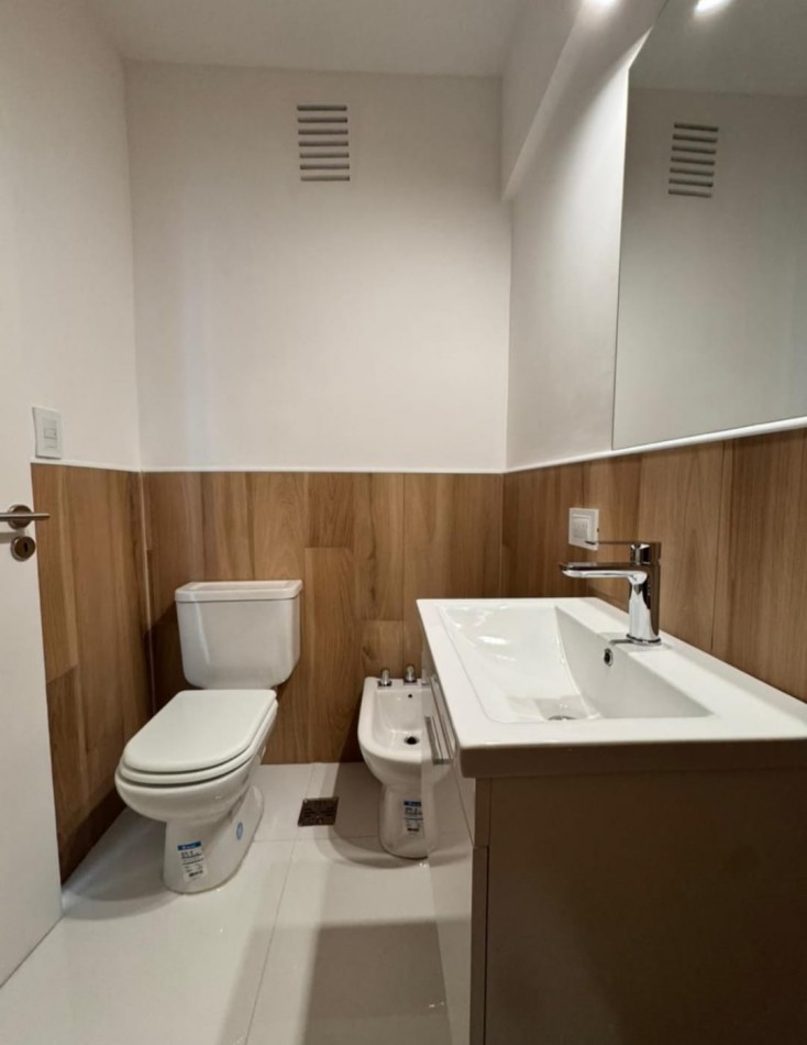 DEPARTAMENTO DE 1 AMB AL LATERAL ABIERTO CON PEQUEÑO BALCON. VENDE Y PERMUTA POR VEHICULO