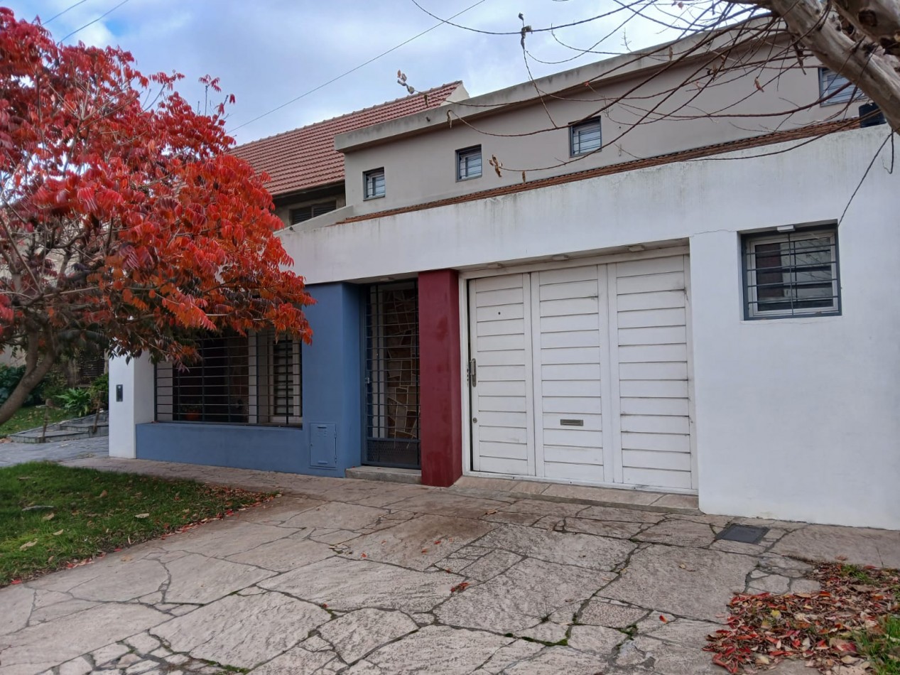 HERMOSA CASA DE 5 AMB CON PATIO, QUINCHO Y COCHERA DOBLE EN EL BARRIO MUNDIALISTA. APTO CREDITO