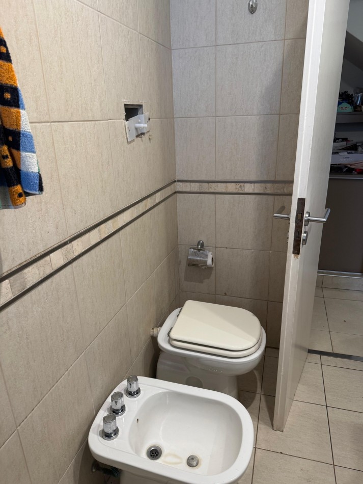 HERMOSA CASA DE 5 AMB CON PATIO, QUINCHO Y COCHERA DOBLE EN EL BARRIO MUNDIALISTA. APTO CREDITO