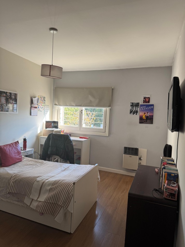 HERMOSA CASA DE 5 AMB CON PATIO, QUINCHO Y COCHERA DOBLE EN EL BARRIO MUNDIALISTA. APTO CREDITO