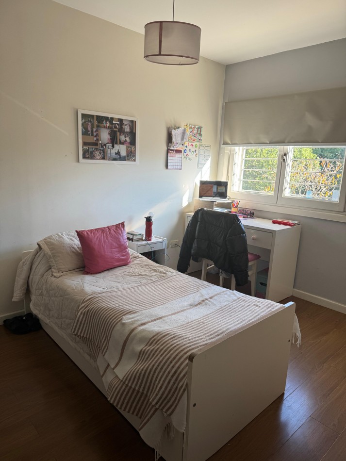 HERMOSA CASA DE 5 AMB CON PATIO, QUINCHO Y COCHERA DOBLE EN EL BARRIO MUNDIALISTA. APTO CREDITO