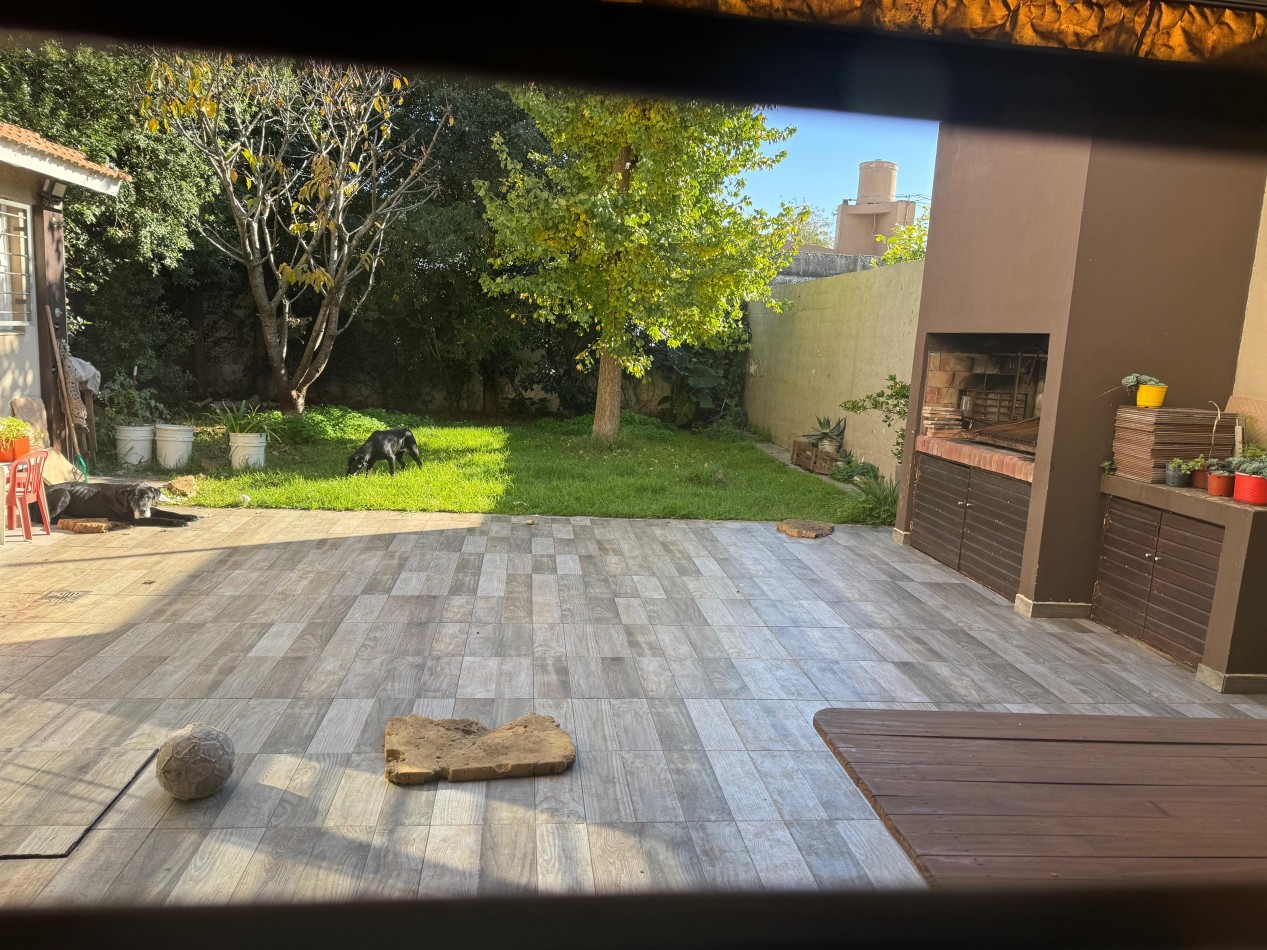 HERMOSA CASA DE 5 AMB CON PATIO, QUINCHO Y COCHERA DOBLE EN EL BARRIO MUNDIALISTA. APTO CREDITO