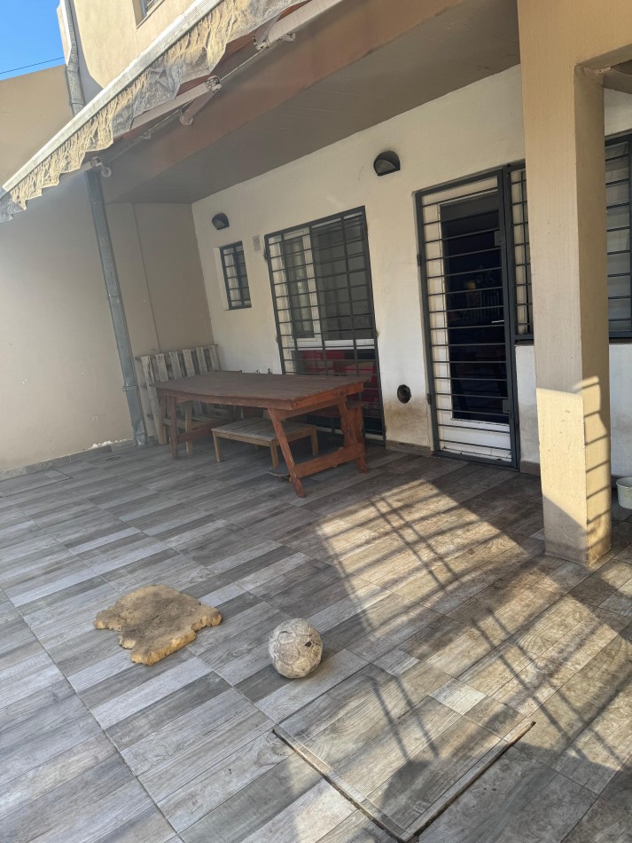 HERMOSA CASA DE 5 AMB CON PATIO, QUINCHO Y COCHERA DOBLE EN EL BARRIO MUNDIALISTA. APTO CREDITO