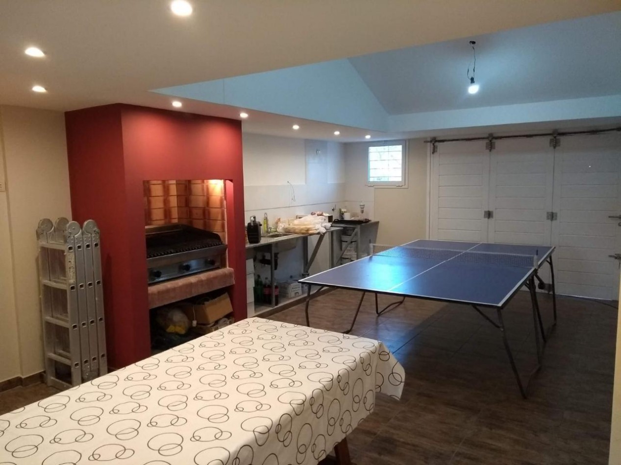 HERMOSA CASA DE 5 AMB CON PATIO, QUINCHO Y COCHERA DOBLE EN EL BARRIO MUNDIALISTA. APTO CREDITO