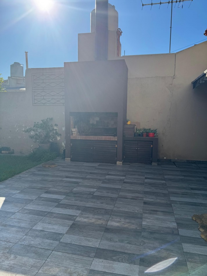 HERMOSA CASA DE 5 AMB CON PATIO, QUINCHO Y COCHERA DOBLE EN EL BARRIO MUNDIALISTA. APTO CREDITO