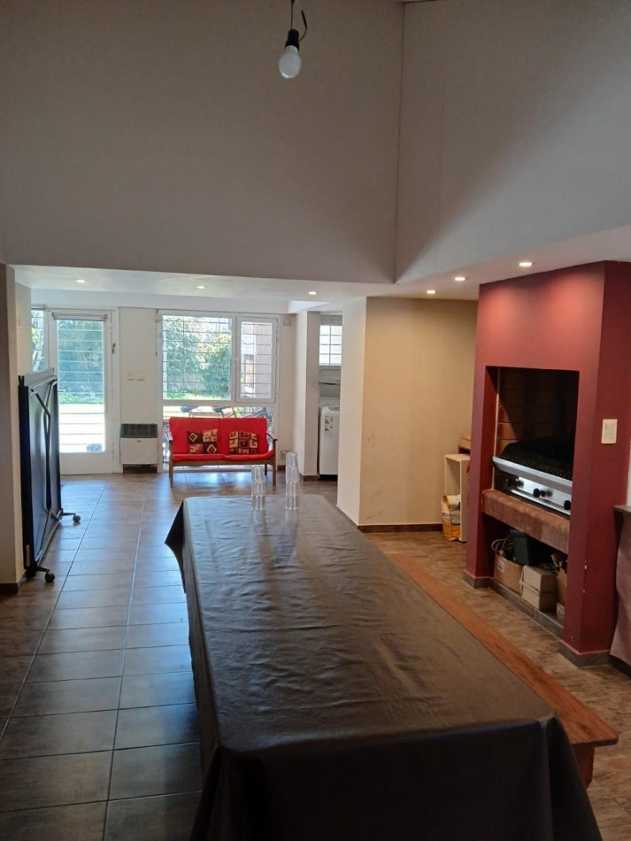HERMOSA CASA DE 5 AMB CON PATIO, QUINCHO Y COCHERA DOBLE EN EL BARRIO MUNDIALISTA. APTO CREDITO