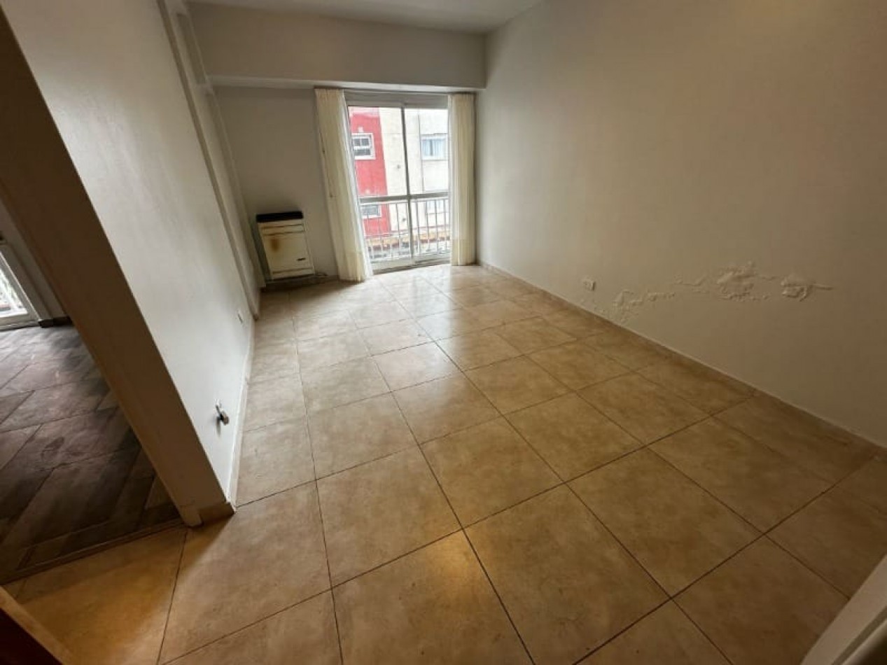 DEPARTAMENTO 2 AMB CON BALCON SALIENTE A LA CALLE, A 250 MTS. DE LA PLAYA. APTO CREDITO