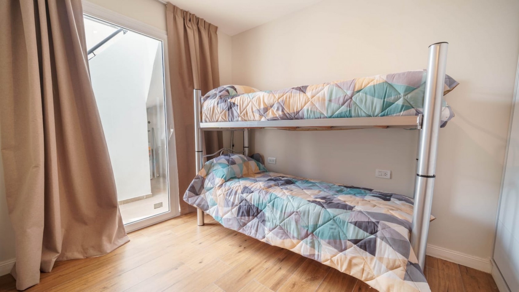 DUPLEX 4 AMBIENTES A ESTRENAR CON COCHERA, BAULERA, TERRAZA CON PARRILLA, SIN EXPENSAS EN ALDREY. APTO CREDITO