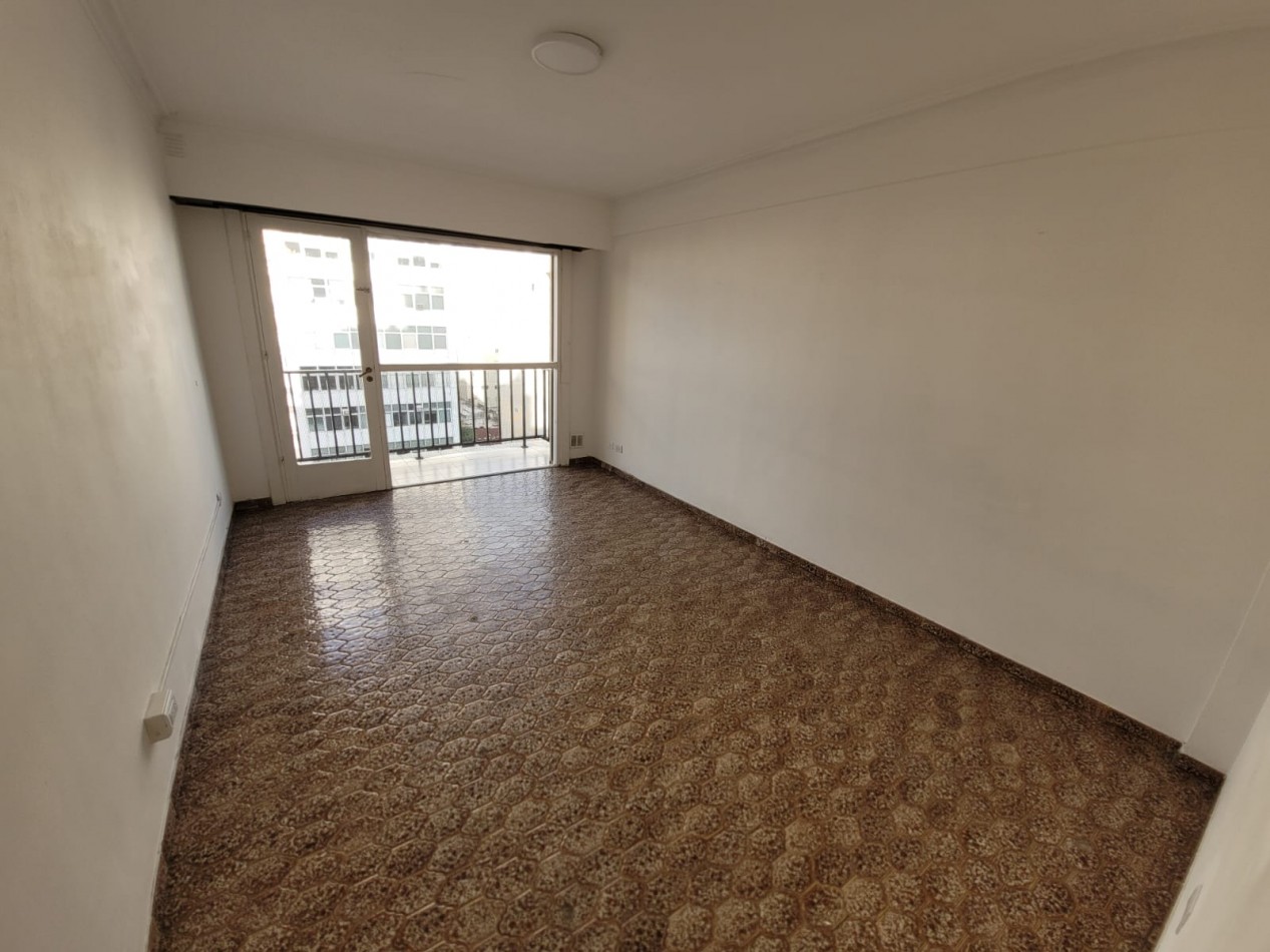 DEPARTAMENTO DE 2 AMBIENTES A LA CALLE CON BALCON SALIENTE