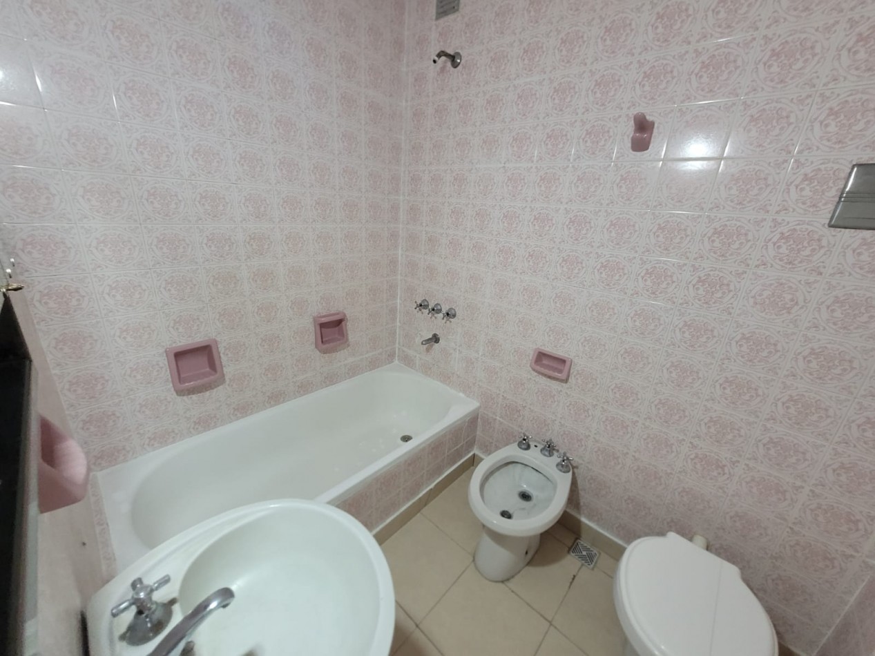 DEPARTAMENTO DE 2 AMBIENTES A LA CALLE CON BALCON SALIENTE
