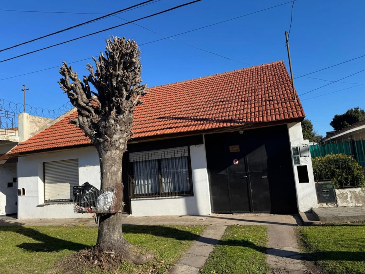 DOS CASAS DE 3 AMBIENTES MAS UN GALPON EN EL BARRIO LAS AVENIDAS. APTO CREDITO