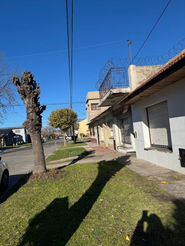 DOS CASAS DE 3 AMBIENTES MAS UN GALPON EN EL BARRIO LAS AVENIDAS. APTO CREDITO
