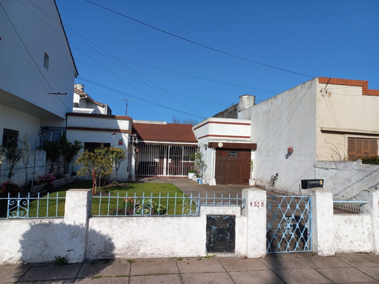 CASA 3 AMBIENTES CON GARAJE Y PARQUE,  A RECICLAR PARCIALMENTE, EN BARRIO SANTA MONICA