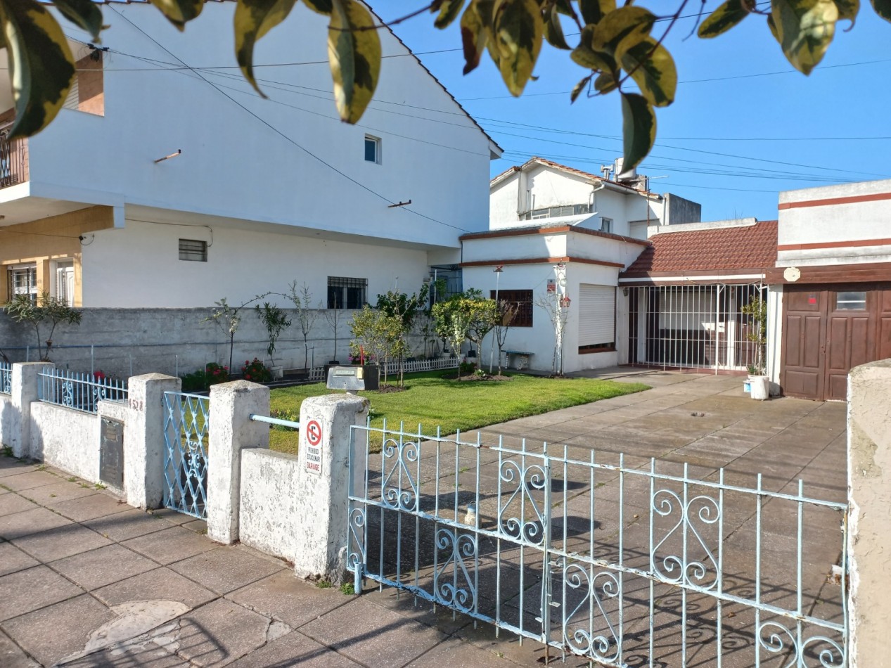 CASA 3 AMBIENTES CON GARAJE Y PARQUE,  A RECICLAR PARCIALMENTE, EN BARRIO SANTA MONICA