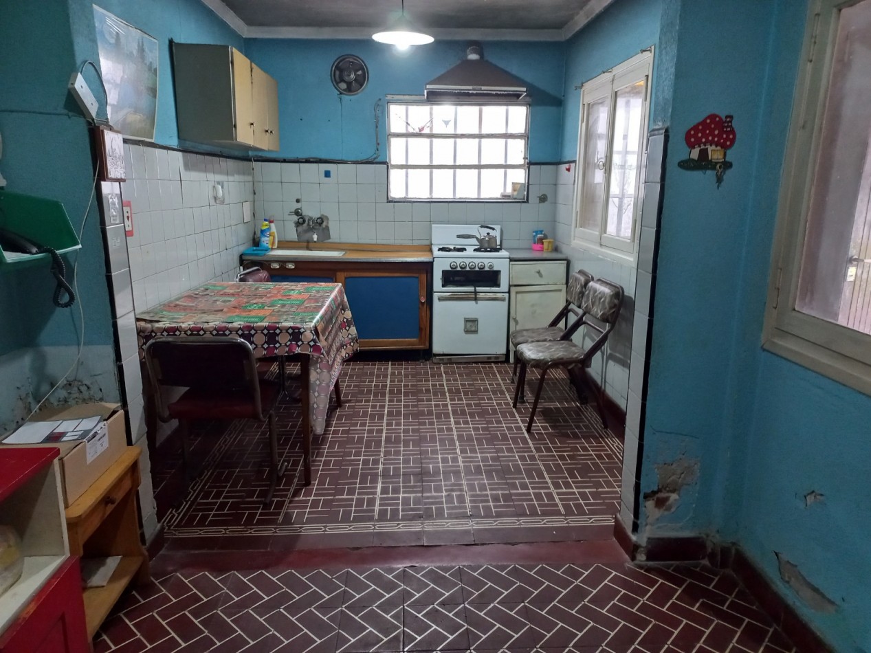 CASA 3 AMBIENTES CON GARAJE Y PARQUE,  A RECICLAR PARCIALMENTE, EN BARRIO SANTA MONICA