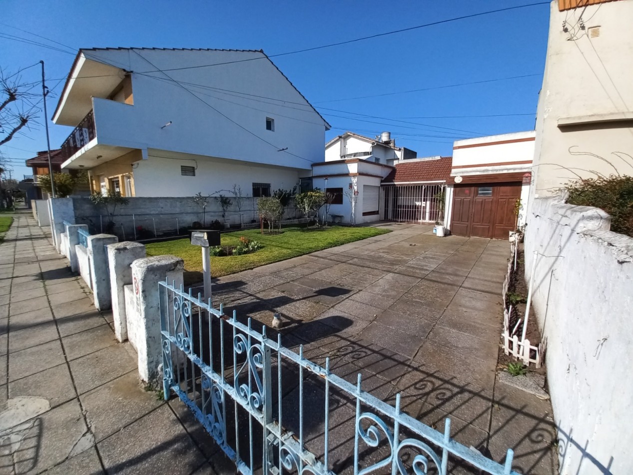 CASA 3 AMBIENTES CON GARAJE Y PARQUE,  A RECICLAR PARCIALMENTE, EN BARRIO SANTA MONICA