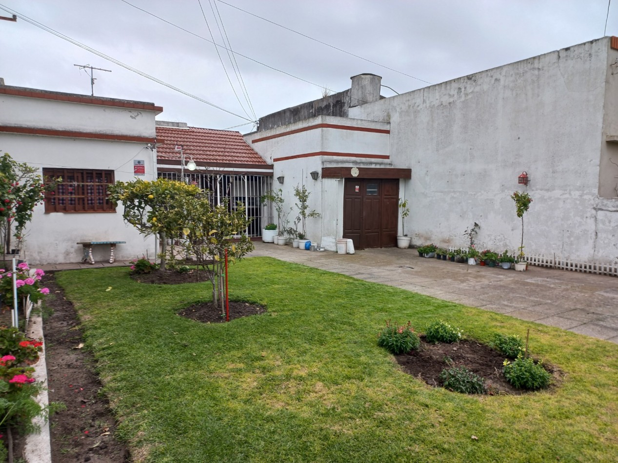 CASA 3 AMBIENTES CON GARAJE Y PARQUE,  A RECICLAR PARCIALMENTE, EN BARRIO SANTA MONICA