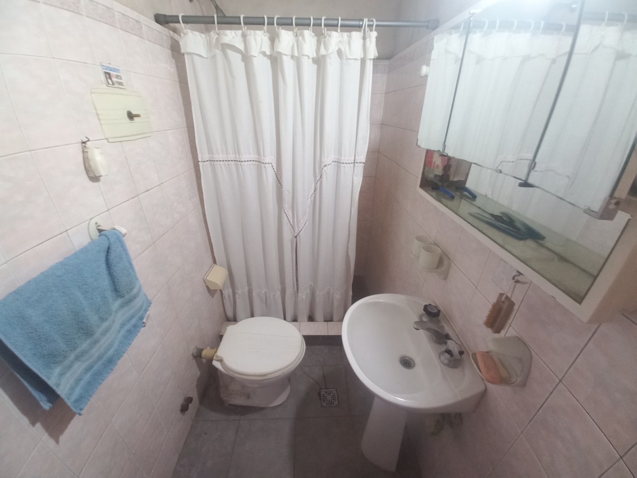 CASA 3 AMBIENTES CON GARAJE Y PARQUE,  A RECICLAR PARCIALMENTE, EN BARRIO SANTA MONICA
