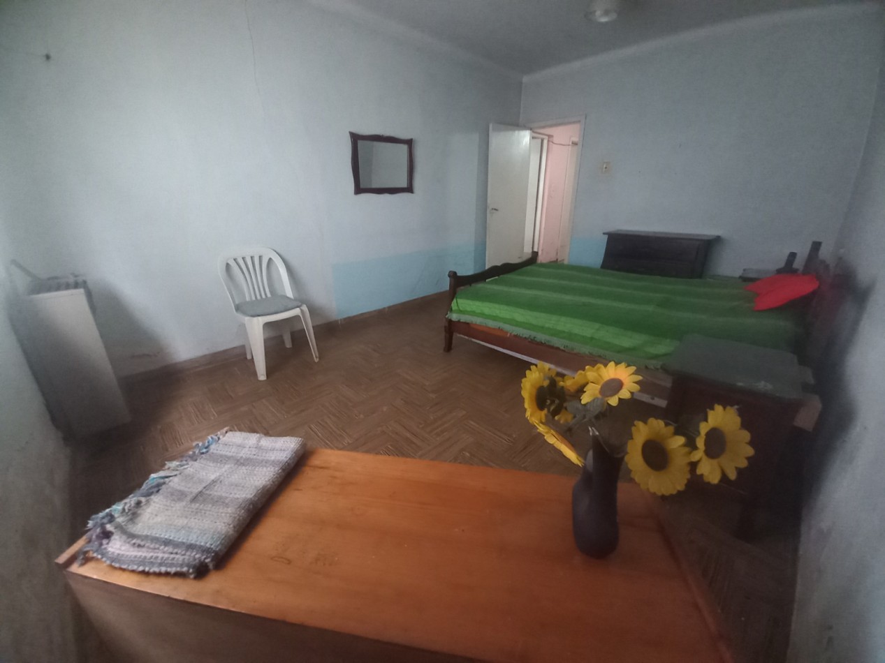 CASA 3 AMBIENTES CON GARAJE Y PARQUE,  A RECICLAR PARCIALMENTE, EN BARRIO SANTA MONICA