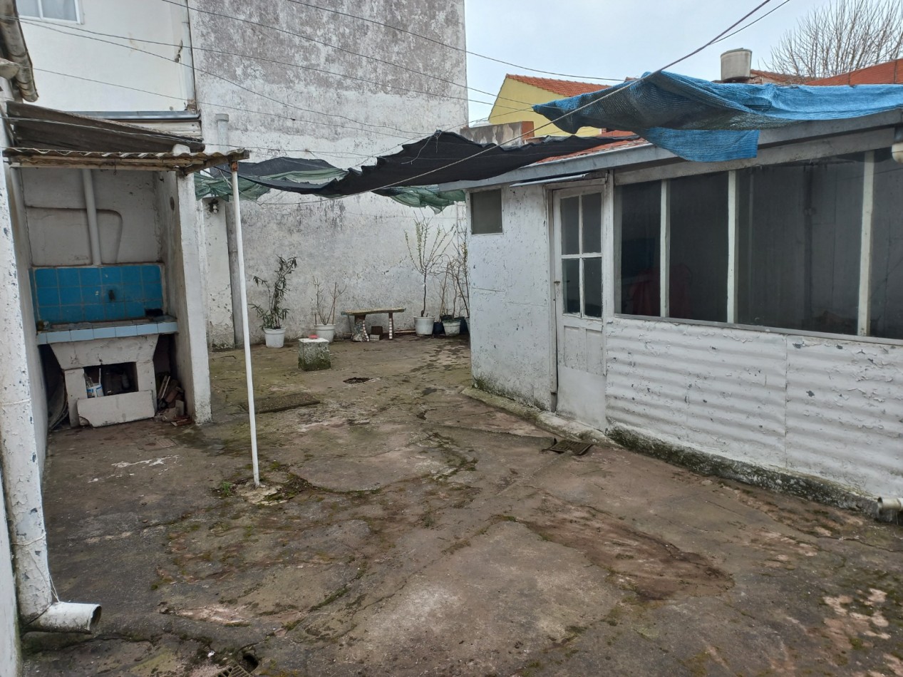 CASA 3 AMBIENTES CON GARAJE Y PARQUE,  A RECICLAR PARCIALMENTE, EN BARRIO SANTA MONICA