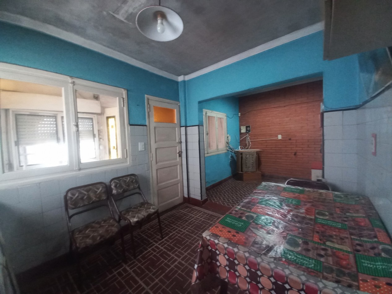 CASA 3 AMBIENTES CON GARAJE Y PARQUE,  A RECICLAR PARCIALMENTE, EN BARRIO SANTA MONICA