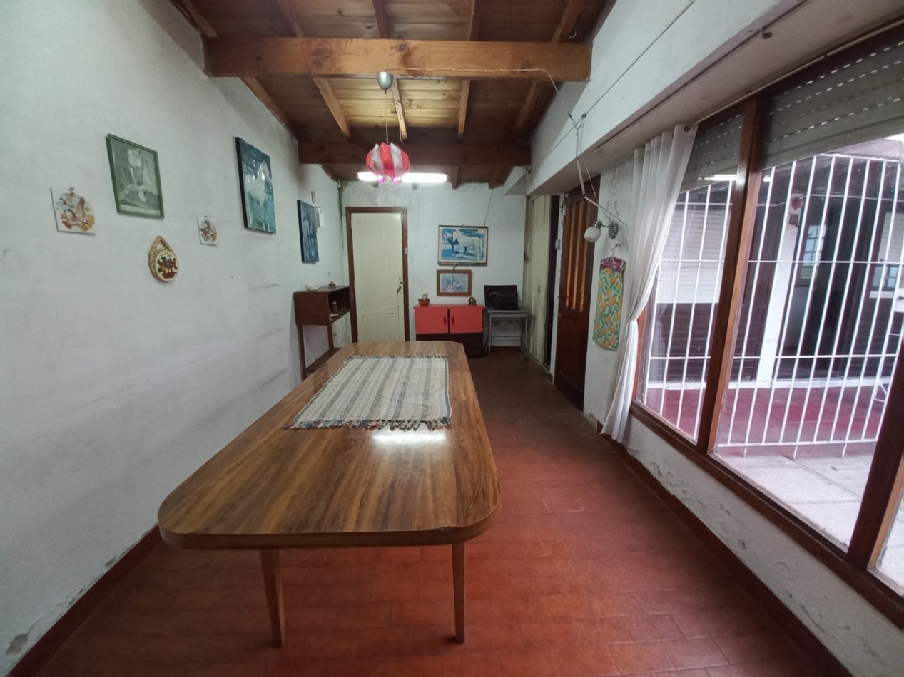 CASA 3 AMBIENTES CON GARAJE Y PARQUE,  A RECICLAR PARCIALMENTE, EN BARRIO SANTA MONICA