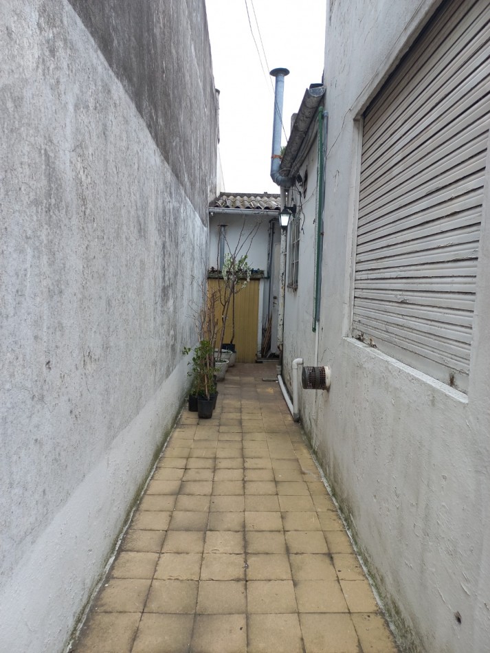CASA 3 AMBIENTES CON GARAJE Y PARQUE,  A RECICLAR PARCIALMENTE, EN BARRIO SANTA MONICA
