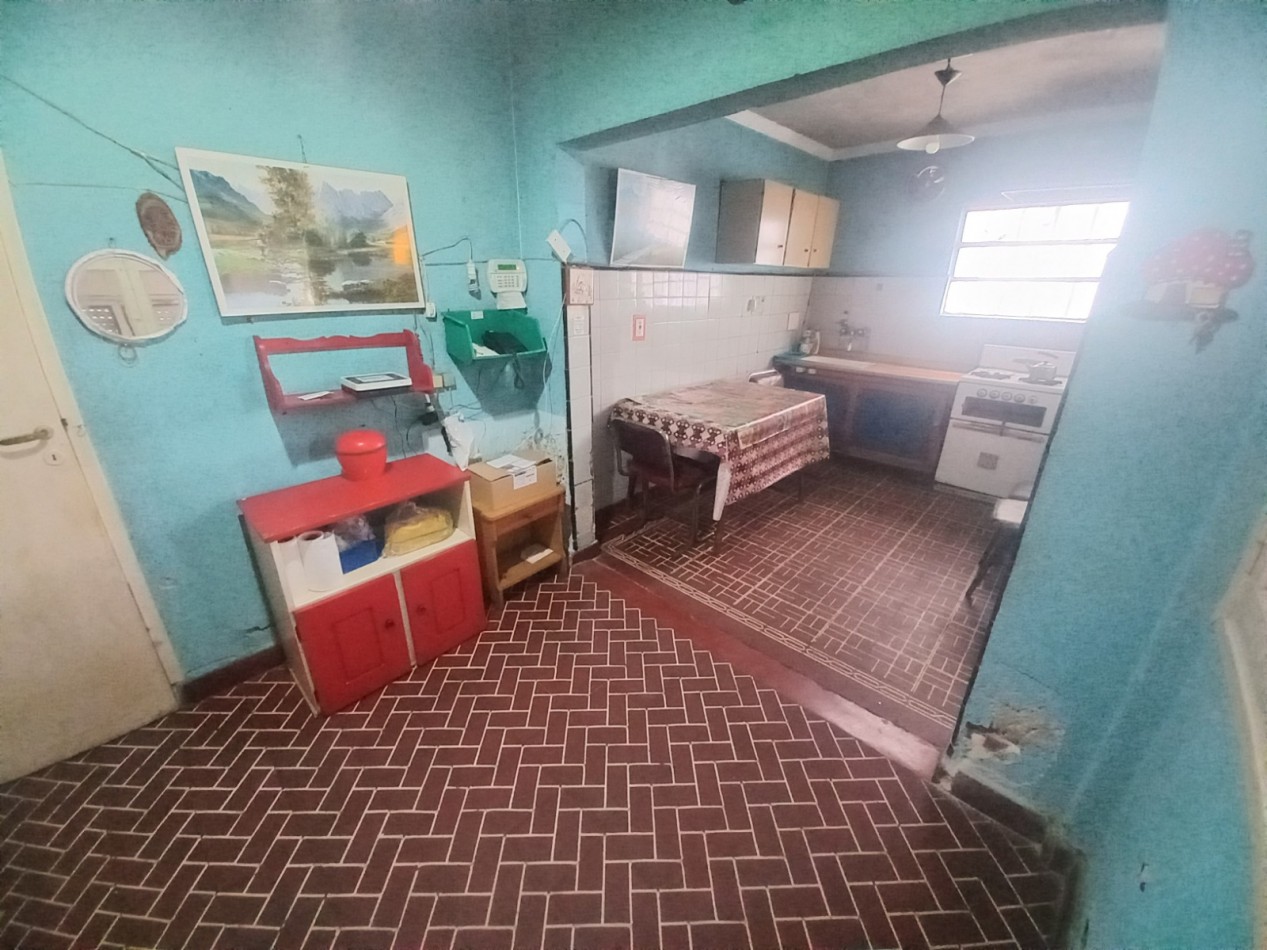 CASA 3 AMBIENTES CON GARAJE Y PARQUE,  A RECICLAR PARCIALMENTE, EN BARRIO SANTA MONICA