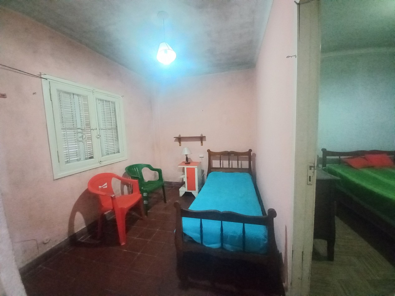 CASA 3 AMBIENTES CON GARAJE Y PARQUE,  A RECICLAR PARCIALMENTE, EN BARRIO SANTA MONICA