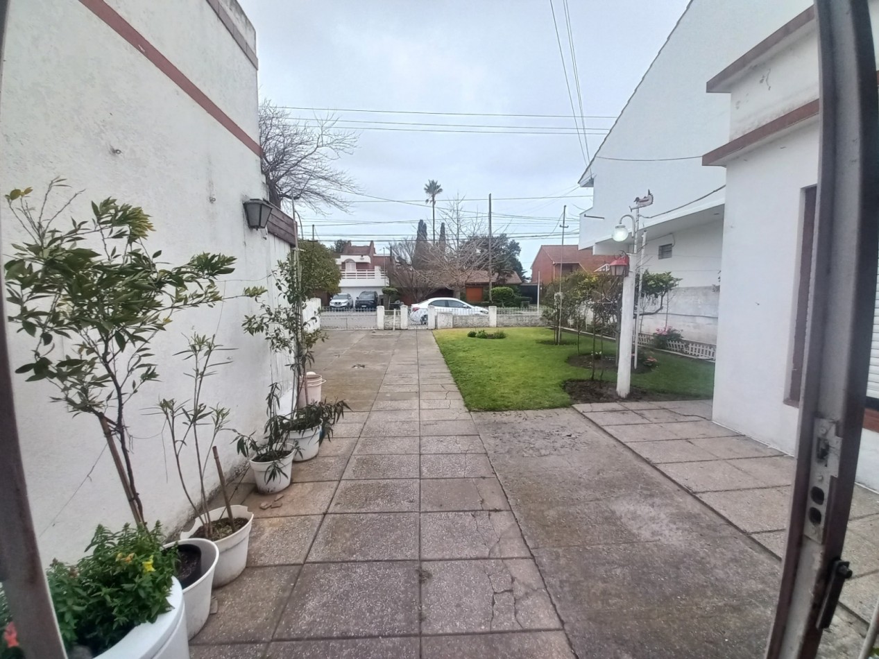 CASA 3 AMBIENTES CON GARAJE Y PARQUE,  A RECICLAR PARCIALMENTE, EN BARRIO SANTA MONICA