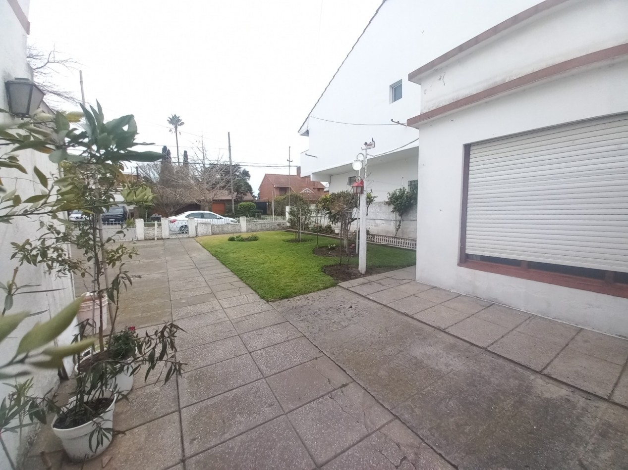 CASA 3 AMBIENTES CON GARAJE Y PARQUE,  A RECICLAR PARCIALMENTE, EN BARRIO SANTA MONICA