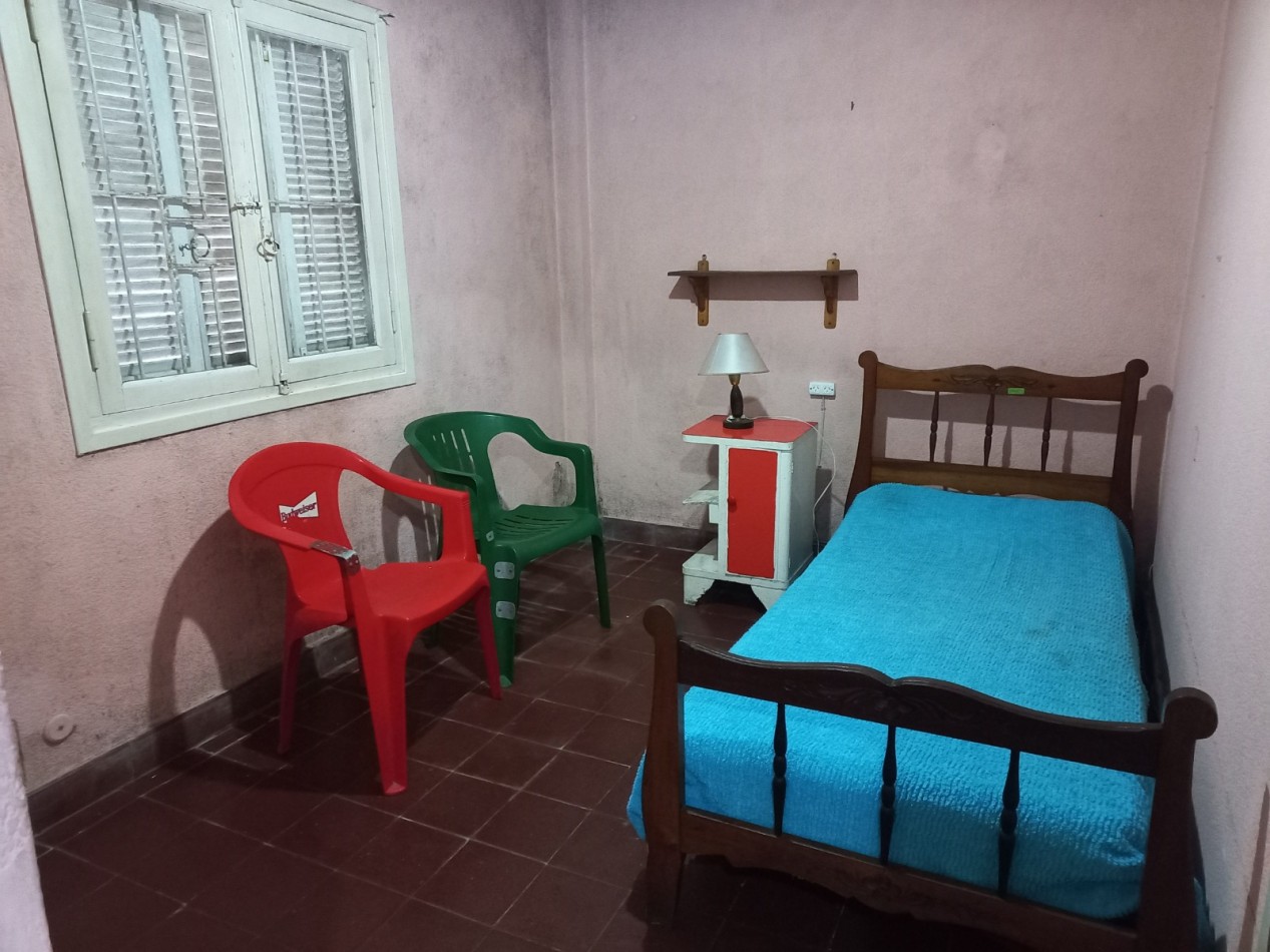 CASA 3 AMBIENTES CON GARAJE Y PARQUE,  A RECICLAR PARCIALMENTE, EN BARRIO SANTA MONICA