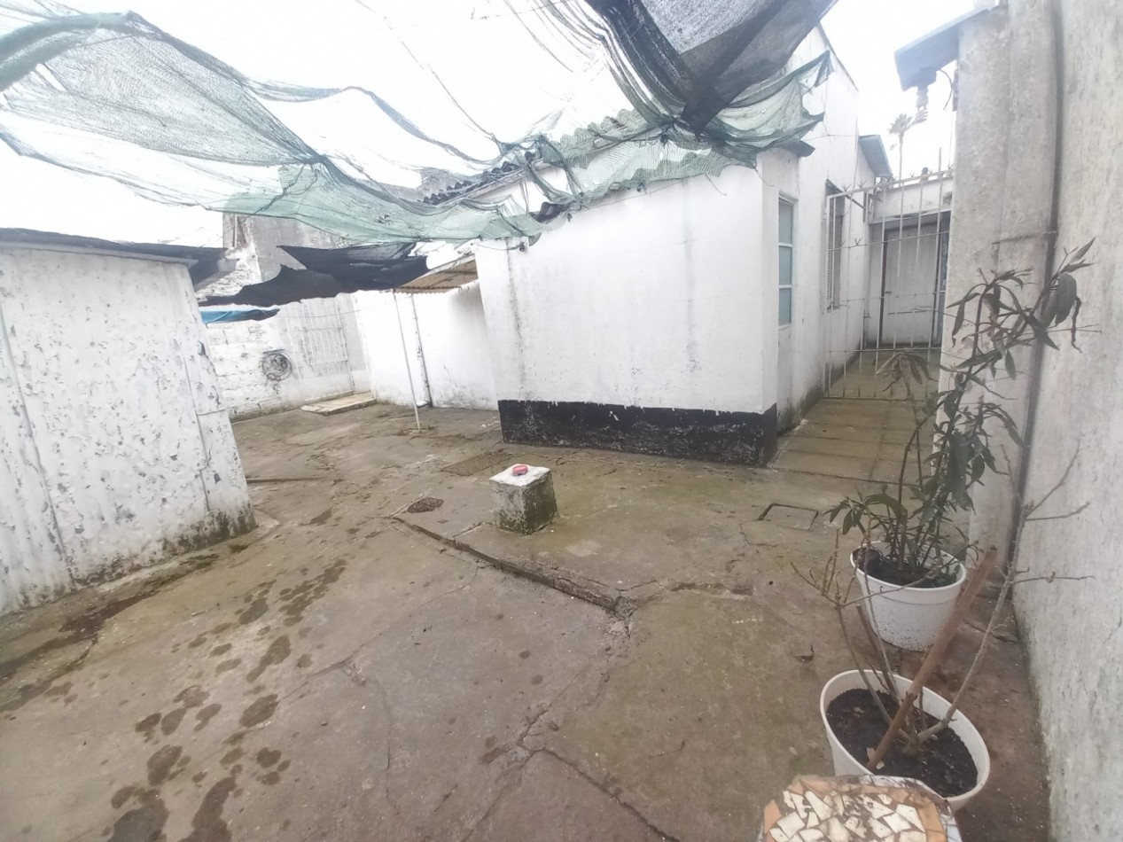 CASA 3 AMBIENTES CON GARAJE Y PARQUE,  A RECICLAR PARCIALMENTE, EN BARRIO SANTA MONICA