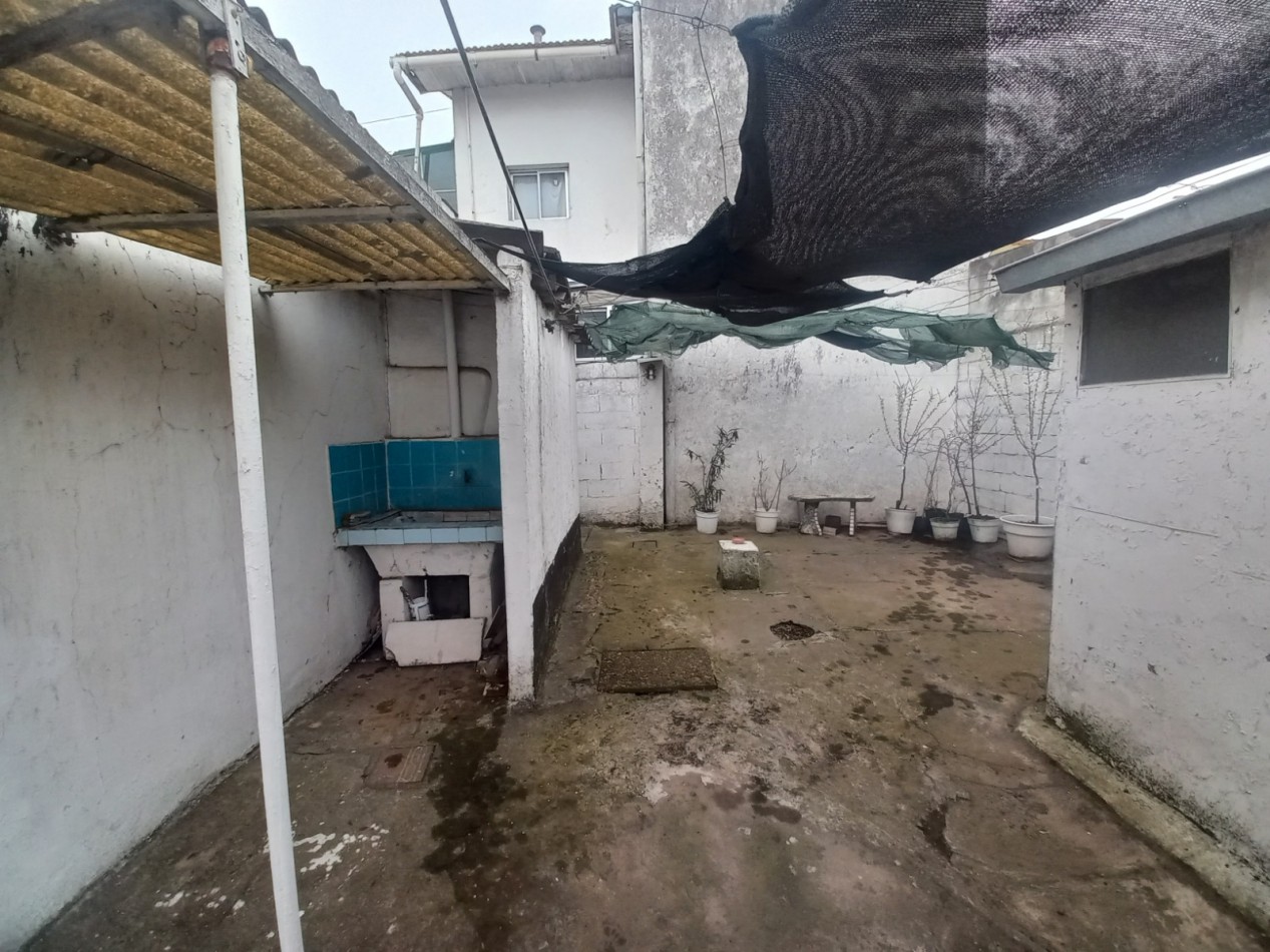 CASA 3 AMBIENTES CON GARAJE Y PARQUE,  A RECICLAR PARCIALMENTE, EN BARRIO SANTA MONICA