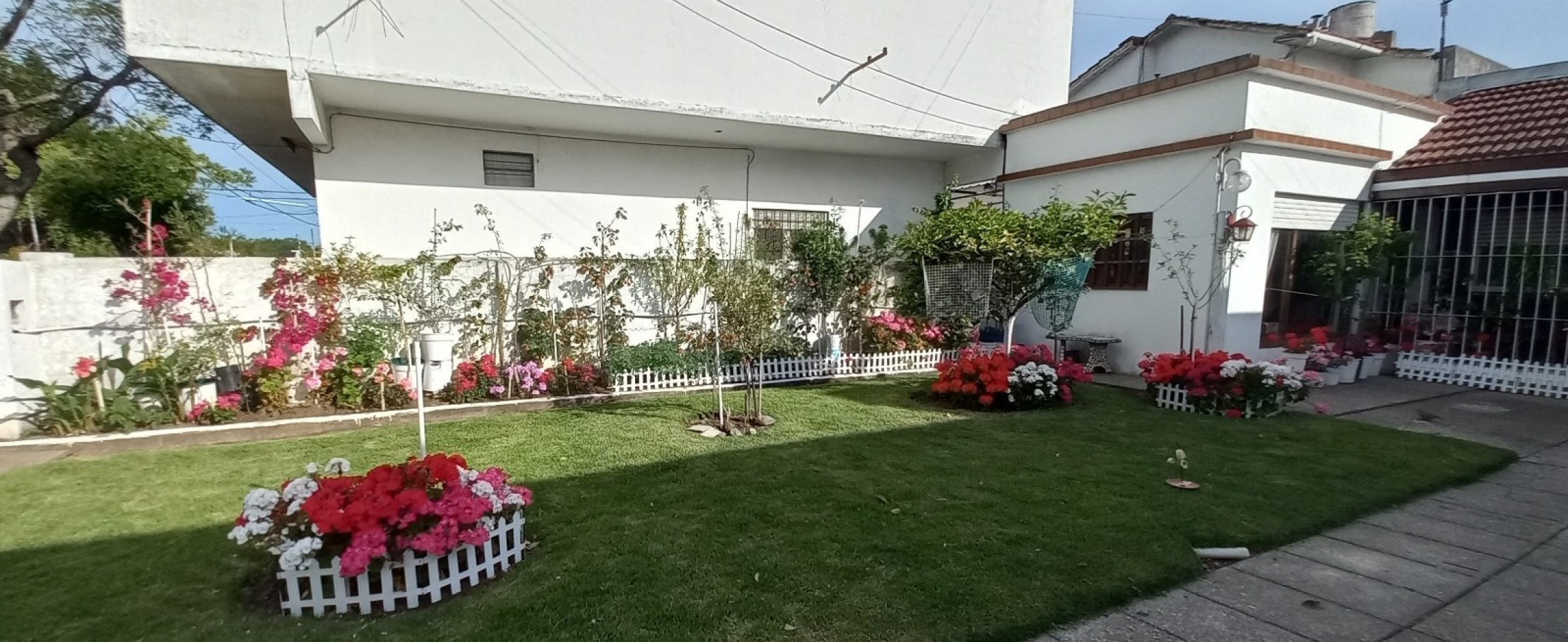 CASA 3 AMBIENTES CON GARAJE Y PARQUE,  A RECICLAR PARCIALMENTE, EN BARRIO SANTA MONICA