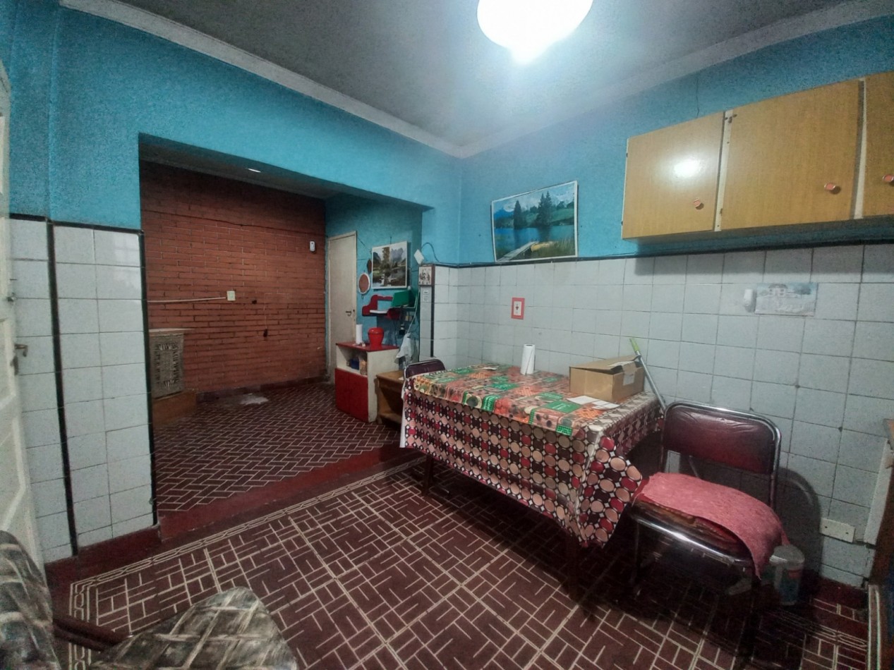 CASA 3 AMBIENTES CON GARAJE Y PARQUE,  A RECICLAR PARCIALMENTE, EN BARRIO SANTA MONICA