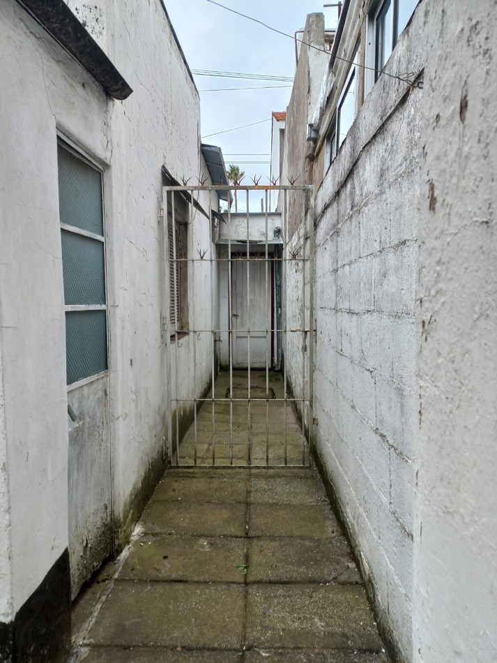 CASA 3 AMBIENTES CON GARAJE Y PARQUE,  A RECICLAR PARCIALMENTE, EN BARRIO SANTA MONICA