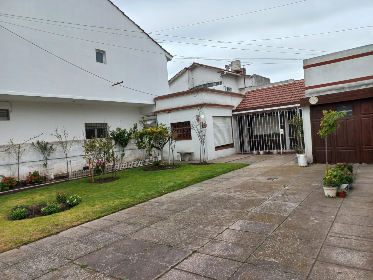 CASA 3 AMBIENTES CON GARAJE Y PARQUE,  A RECICLAR PARCIALMENTE, EN BARRIO SANTA MONICA