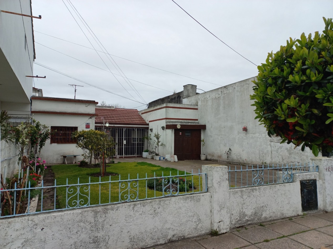CASA 3 AMBIENTES CON GARAJE Y PARQUE,  A RECICLAR PARCIALMENTE, EN BARRIO SANTA MONICA