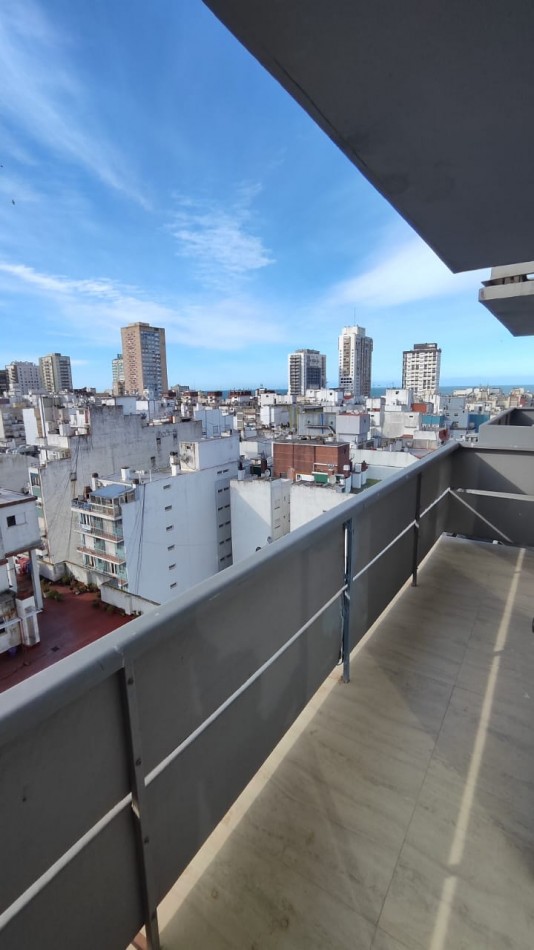 DEPARTAMENTO 3 AMB A LA CALLE CON BALCON, COCHERA Y BAULERA INDIVIDUAL EN EL CENTRO