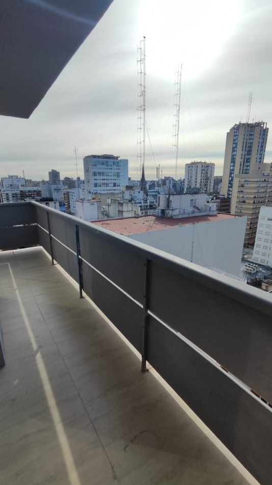 DEPARTAMENTO 3 AMB A LA CALLE CON BALCON, COCHERA Y BAULERA INDIVIDUAL EN EL CENTRO