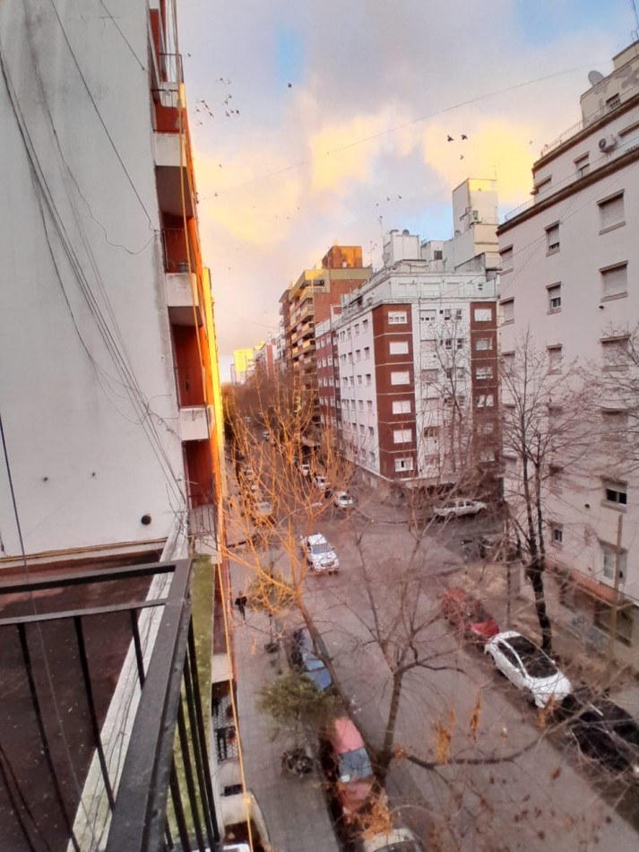 DEPARTAMENTO 2 AMBIENTES CON BALCON A LA CALLE  