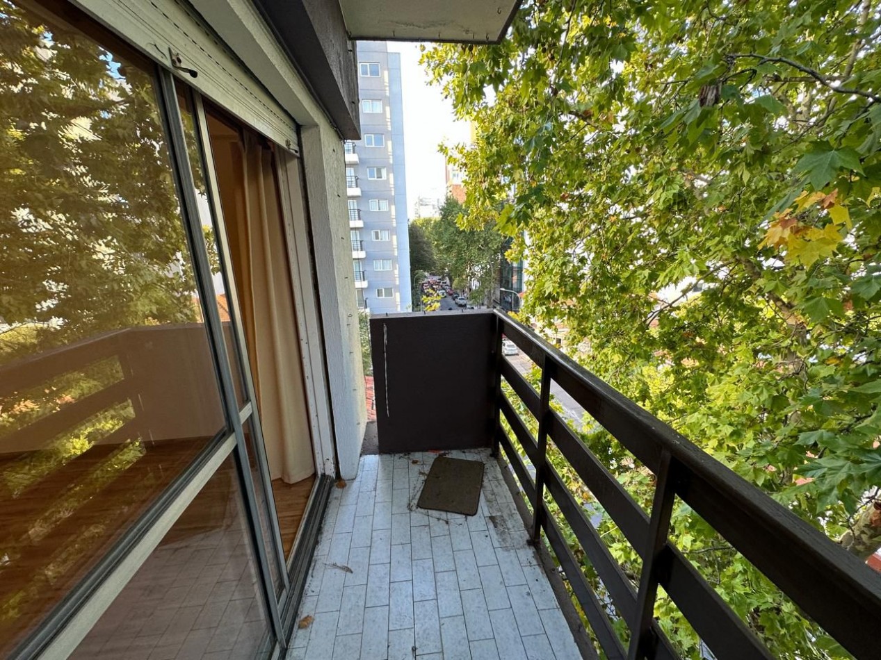 DEPARTAMENTO 3 AMB A LA CALLE CON BALCON Y COCHERA EN PLAZA MITRE. VENDE Y PERMUTA