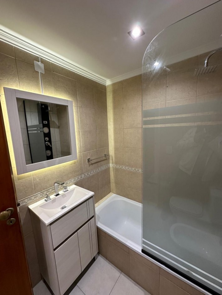DEPARTAMENTO 3 AMB A LA CALLE CON BALCON Y COCHERA EN PLAZA MITRE. VENDE Y PERMUTA