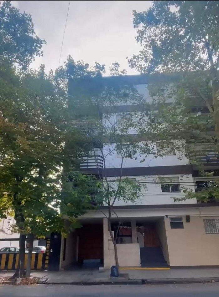 DEPARTAMENTO 3 AMB A LA CALLE CON BALCON Y COCHERA EN PLAZA MITRE. VENDE Y PERMUTA