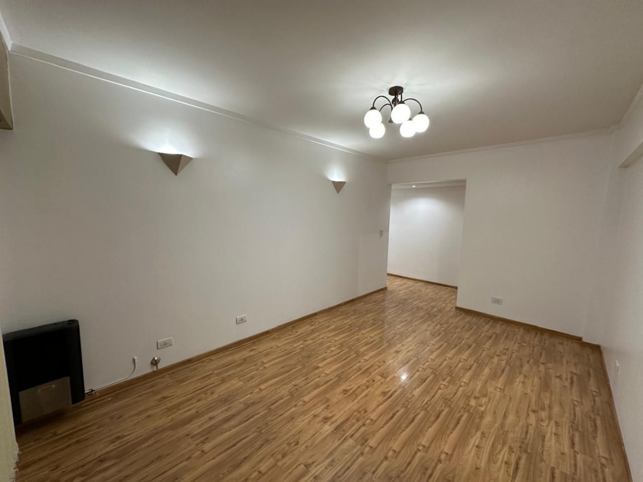 DEPARTAMENTO 3 AMB A LA CALLE CON BALCON Y COCHERA EN PLAZA MITRE. VENDE Y PERMUTA